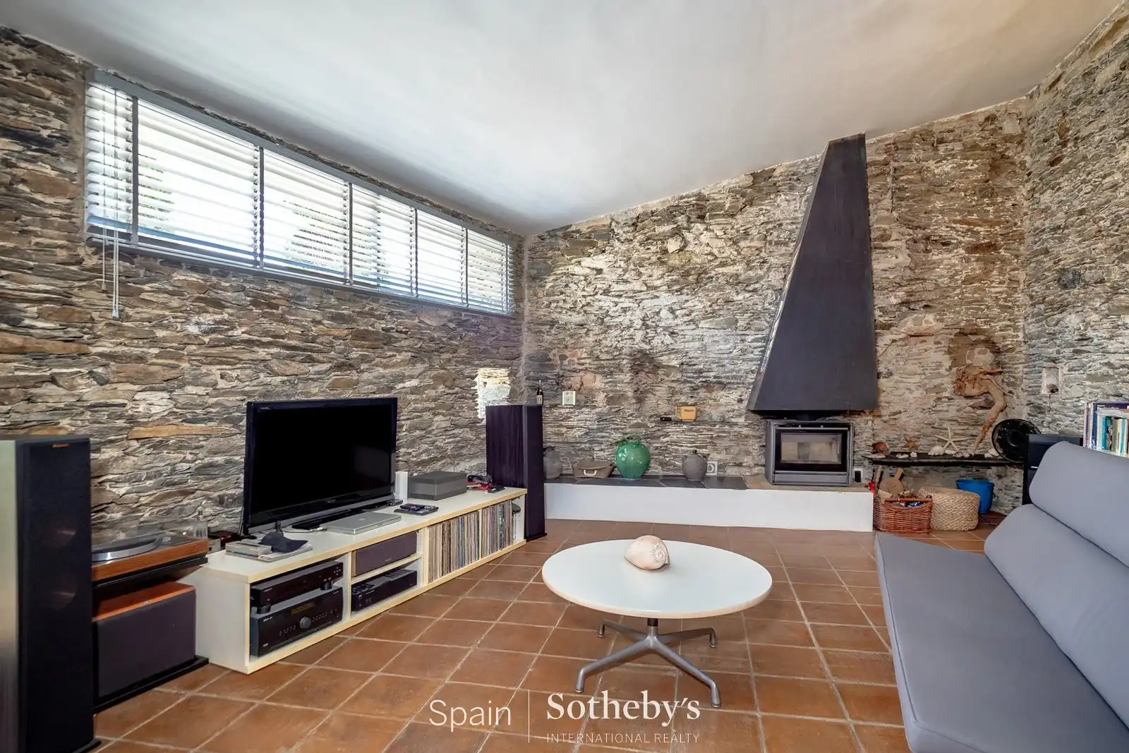 Sala d'estar de Casa o xalet en venda en Cadaqués amb Aire condicionat, Jardí privat i Terrassa