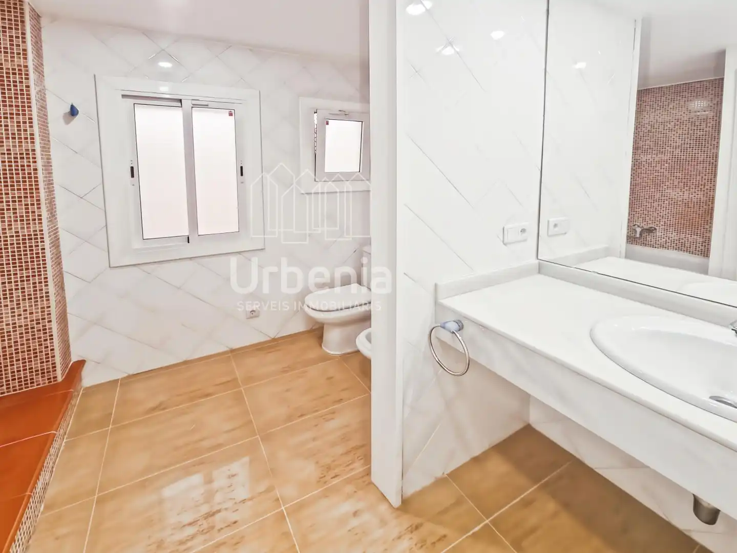 Badezimmer von Wohnung zum Verkauf in Mataró mit Klimaanlage