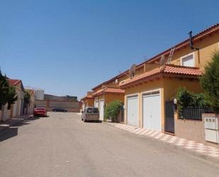 Vista exterior de Casa adosada en venda en Miguel Esteban amb Jardí privat i Terrassa