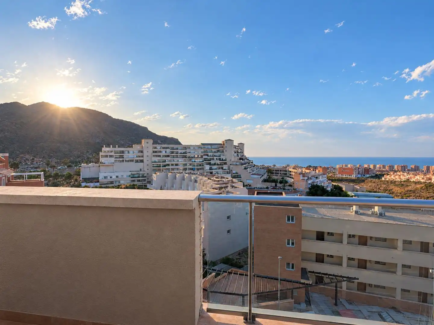 Vista exterior de Àtic en venda en Roquetas de Mar amb Aire condicionat, Terrassa i Piscina