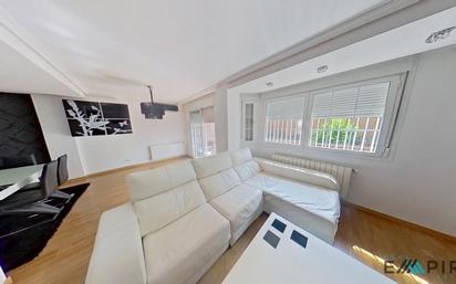 Living room of Single-family semi-detached for sale in Valdemoro  with Air Conditioner, Heating and Parquet flooring