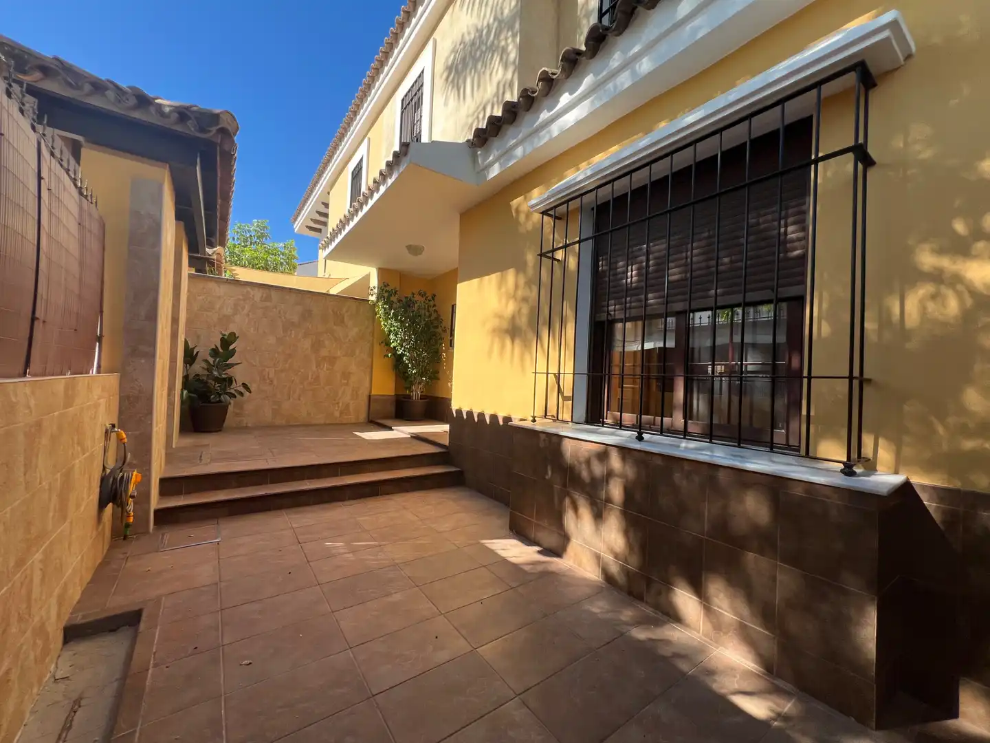 Vista exterior de Casa adosada en venda en Espartinas amb Aire condicionat, Calefacció i Jardí privat