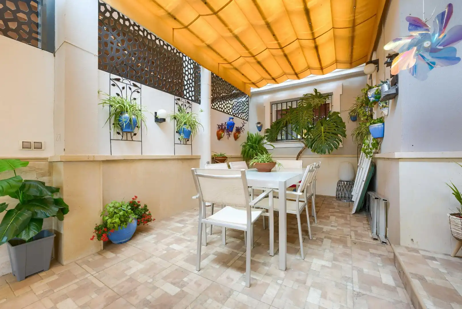 Terrasse von Einfamilien-Reihenhaus zum Verkauf in Espartinas mit Klimaanlage, Heizung und Parkett