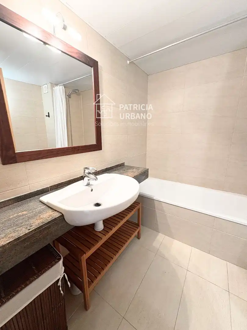 Baño de Apartamento de alquiler en Cambrils con Aire acondicionado, Calefacción y Parquet