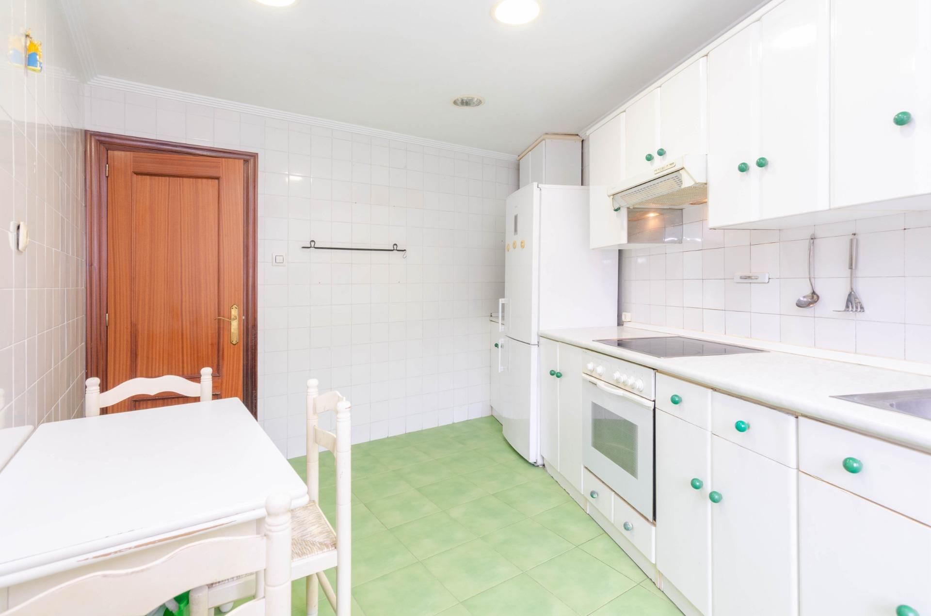 Cuina de Pis en venda en Oviedo  amb Calefacció