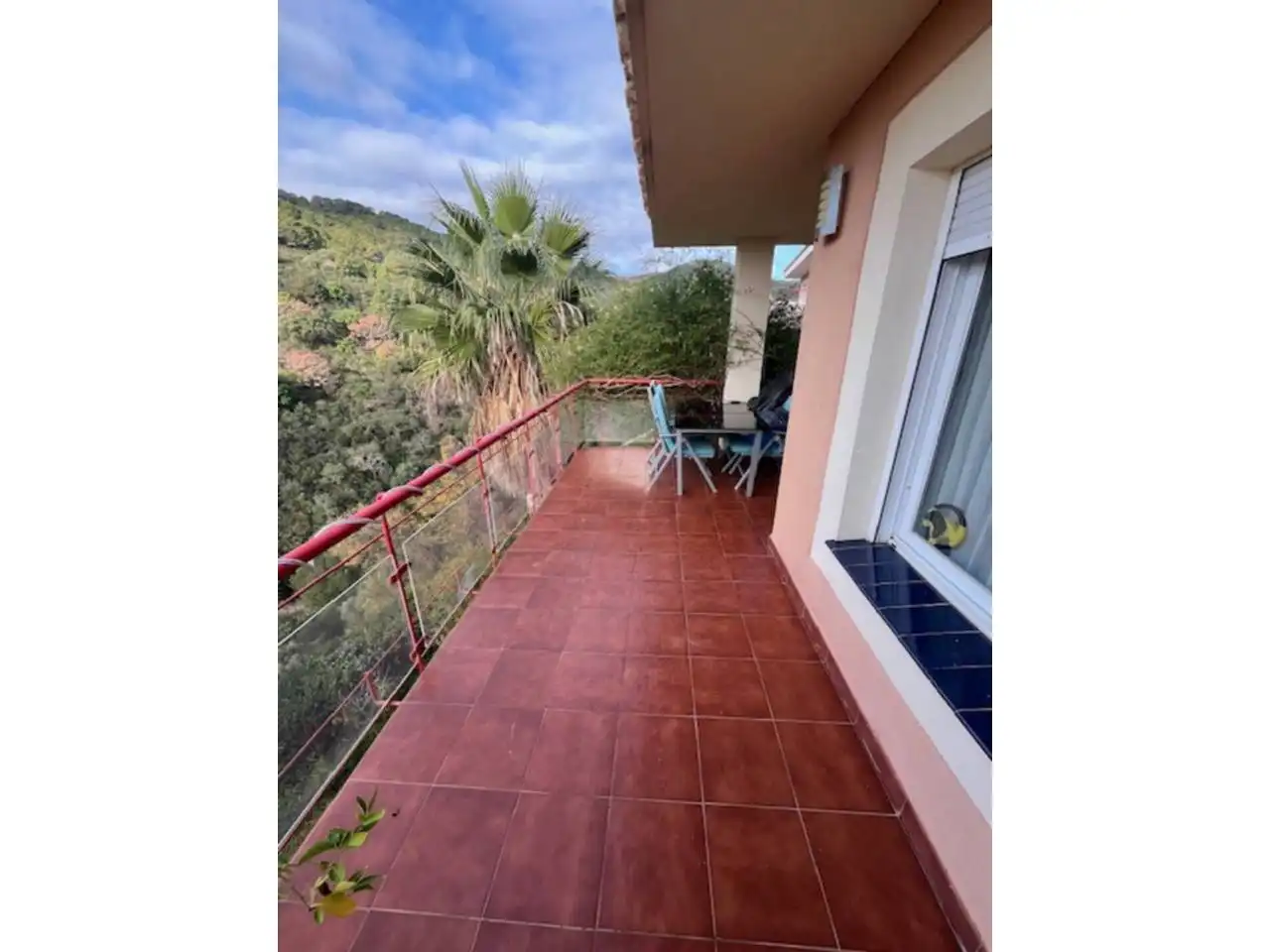 Terrasse von Einfamilien-Reihenhaus zum Verkauf in Estepona mit Klimaanlage, Privatgarten und Parkett