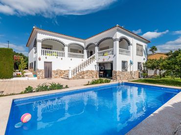 Villa avec piscine à vendre à Pueblo - Urbanizaciones