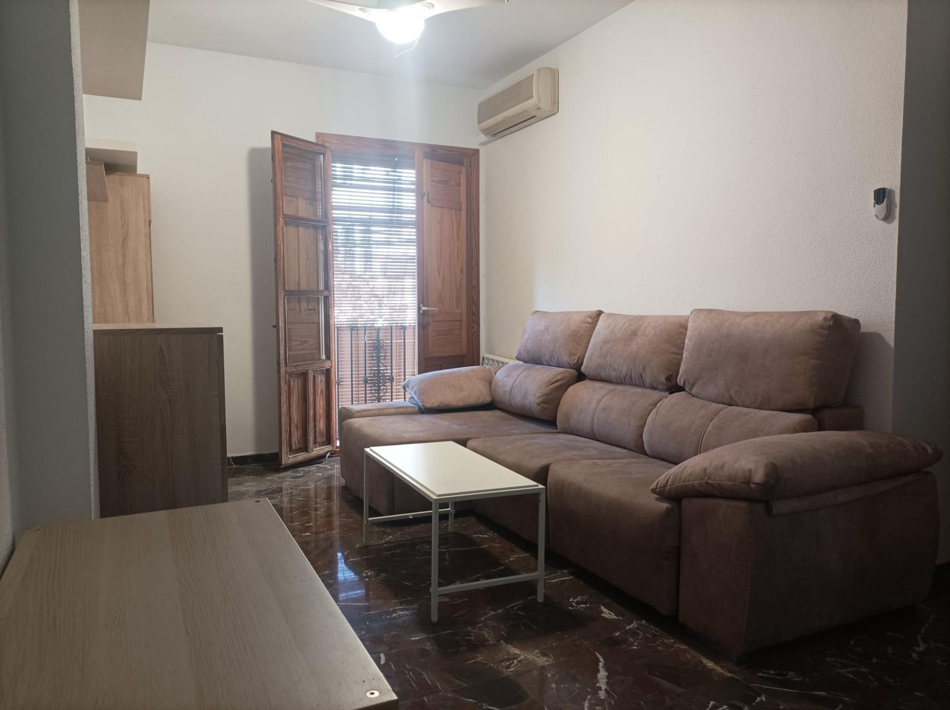Living room of Flat to rent in  Granada Capital  with Air Conditioner, Heating and Balcony