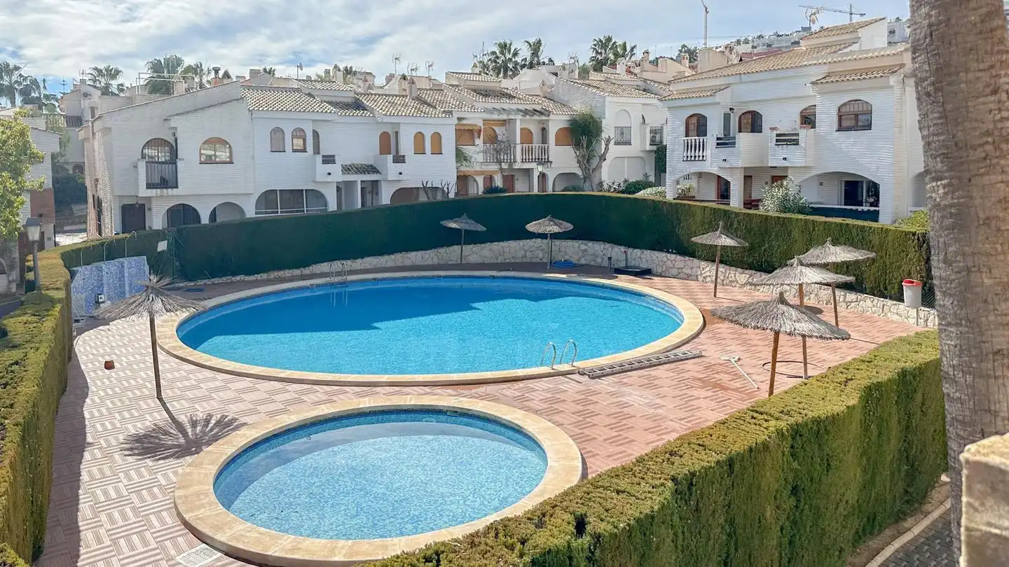 Piscina de Casa adosada en venda en Santa Pola amb Aire condicionat, Jardí privat i Terrassa