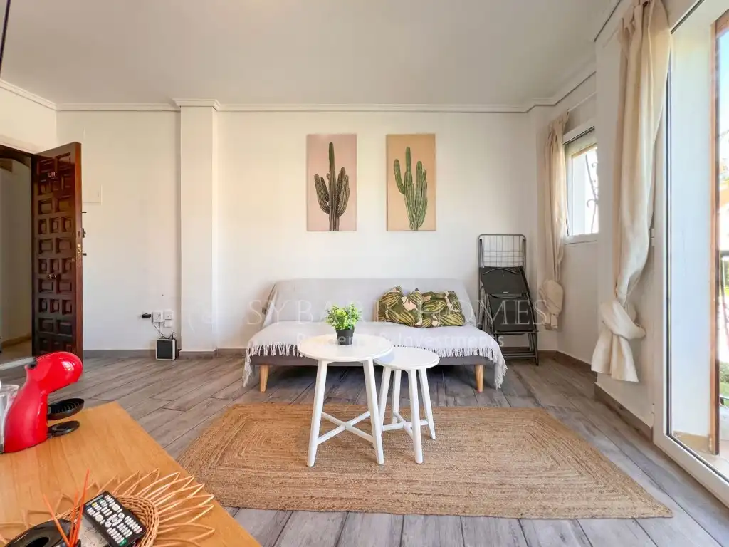 Sala de estar de Apartamento de alquiler en Dénia con Aire acondicionado, Jardín privado y Piscina