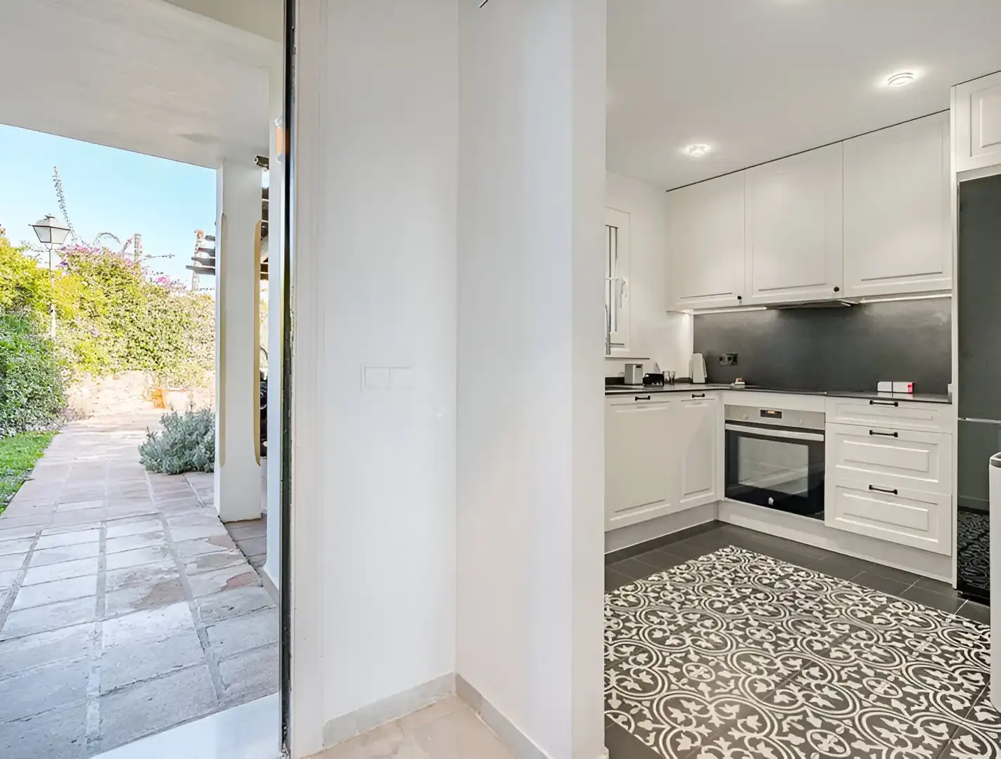 Cuina de Casa adosada en venda en Estepona amb Aire condicionat, Jardí privat i Terrassa