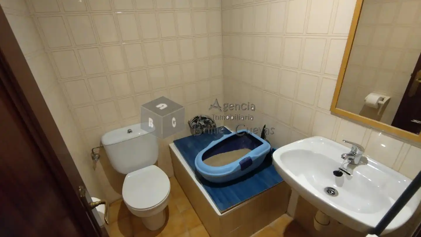 Bany de Pis en venda en Oviedo  amb Calefacció i Terrassa