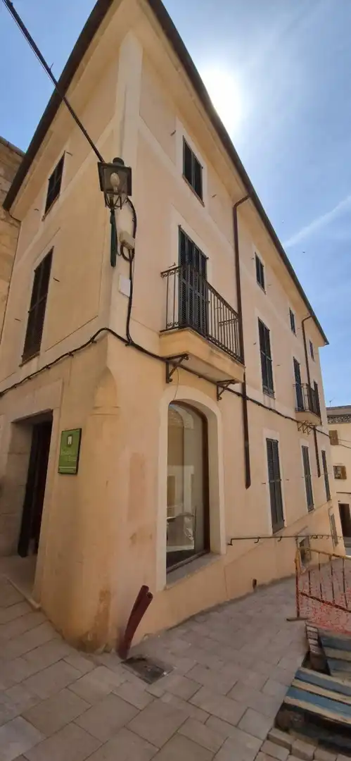 Vista exterior de Local en venda en Sineu