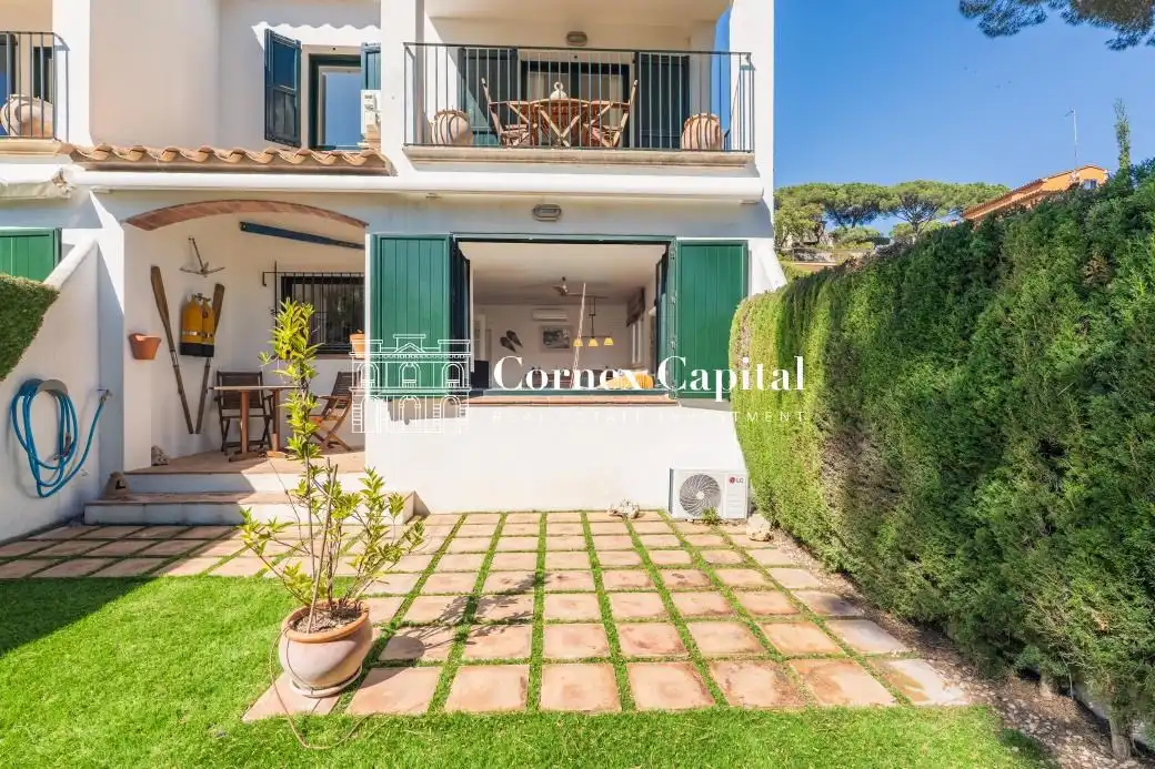 Vista exterior de Casa adosada en venda en Palafrugell amb Aire condicionat, Calefacció i Jardí privat