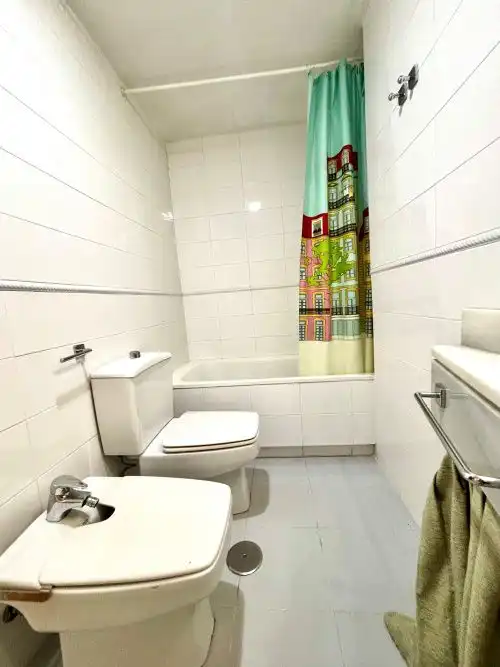 Bathroom of Flat for sale in Madrid  with Air Conditioner, Heating and Parquet flooring