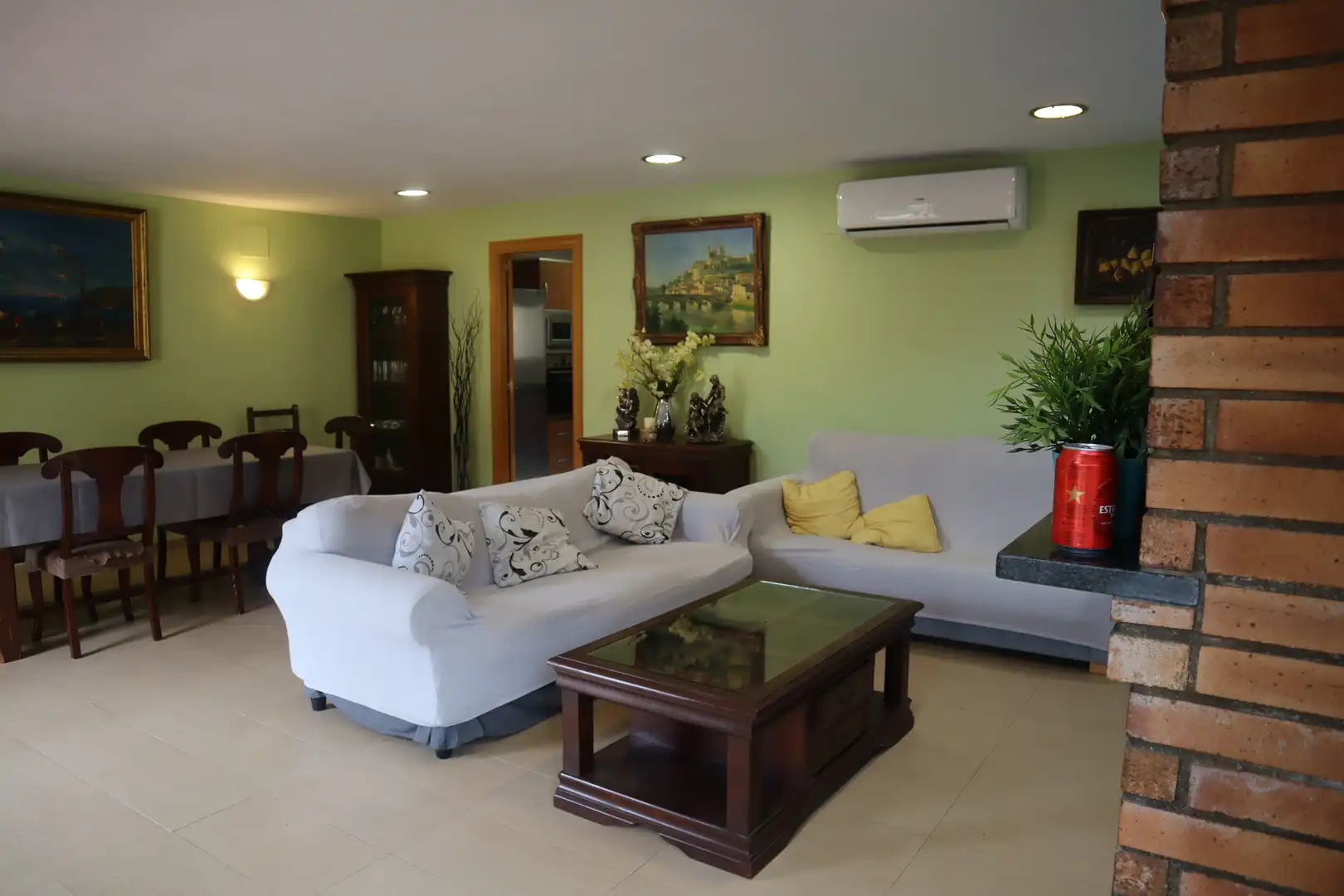 Wohnzimmer von Einfamilien-Reihenhaus zum Verkauf in Tossa de Mar mit Klimaanlage, Privatgarten und Terrasse