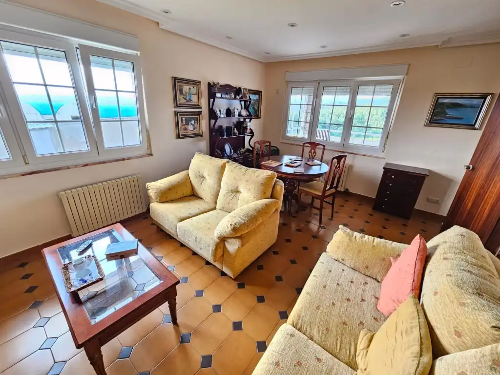 Sala d'estar de Casa o xalet en venda en Castrillón