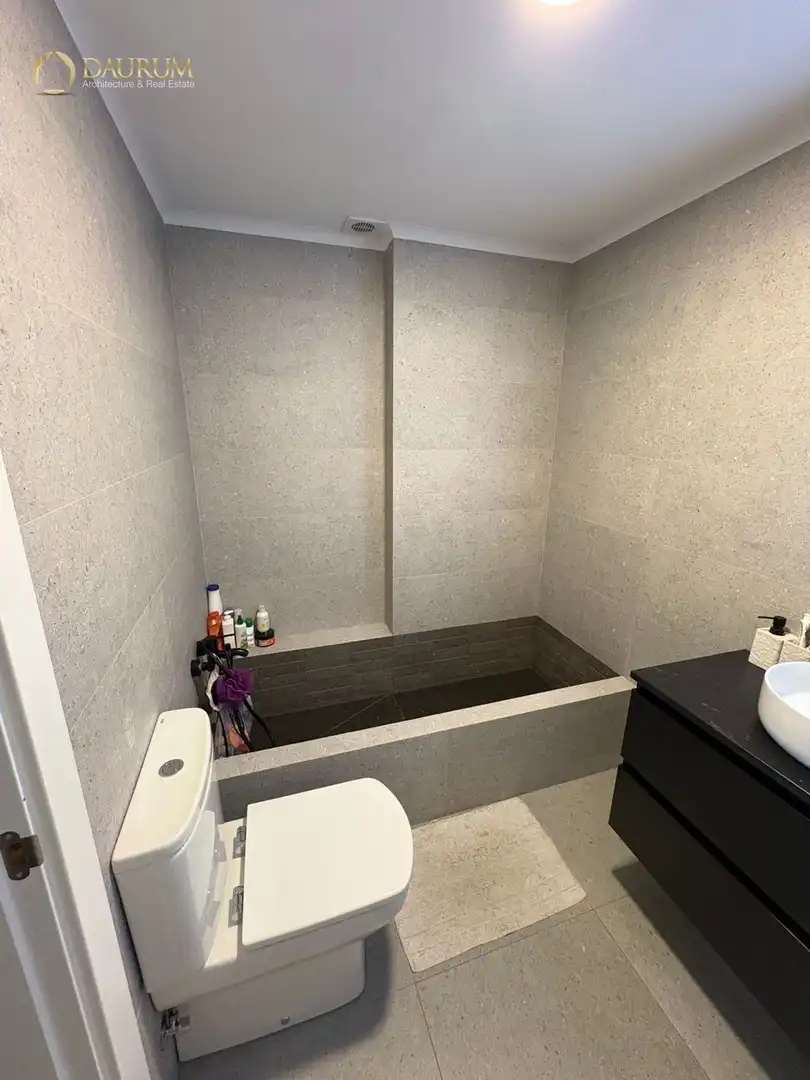 Bathroom of Flat for sale in Madrid  with Heating, Terrace and Storage room