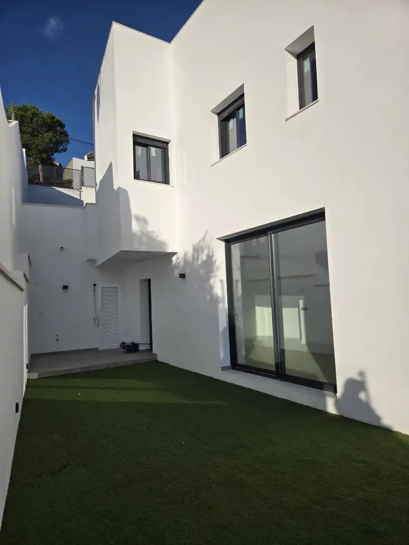 Vista exterior de Casa o xalet en venda en Málaga amb Aire condicionat, Terrassa i Piscina