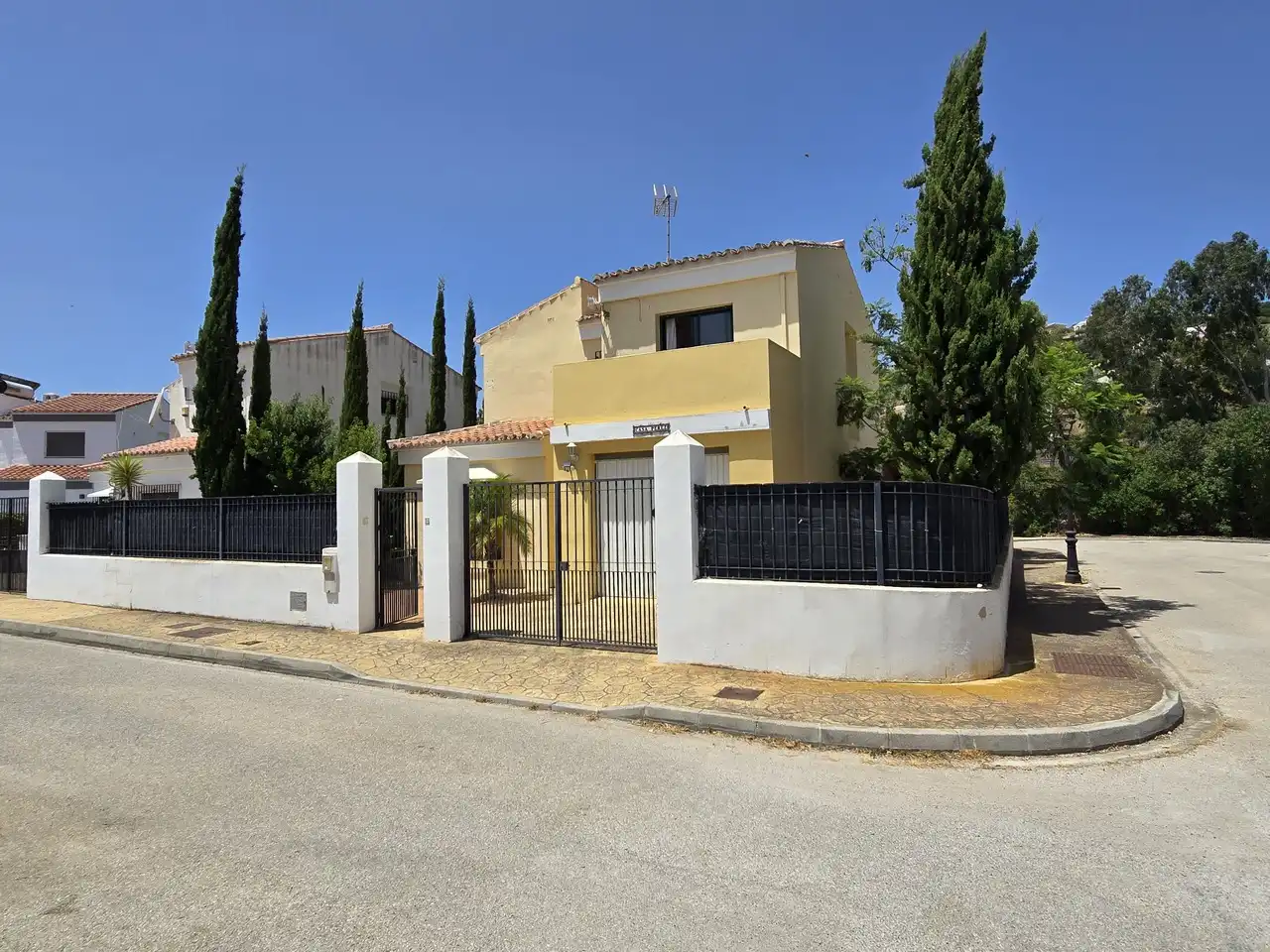 Vista exterior de Casa o xalet en venda en Viñuela amb Aire condicionat, Terrassa i Piscina