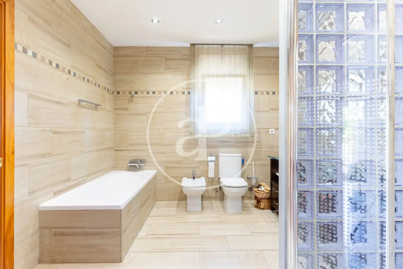 Badezimmer von Einfamilien-Reihenhaus zum Verkauf in Sant Quirze del Vallès mit Klimaanlage, Heizung und Privatgarten