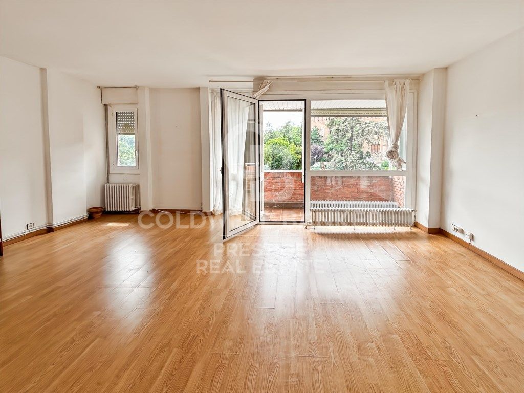 Living room of Flat for sale in  Barcelona Capital  with Terrace, Swimming Pool and Community pool