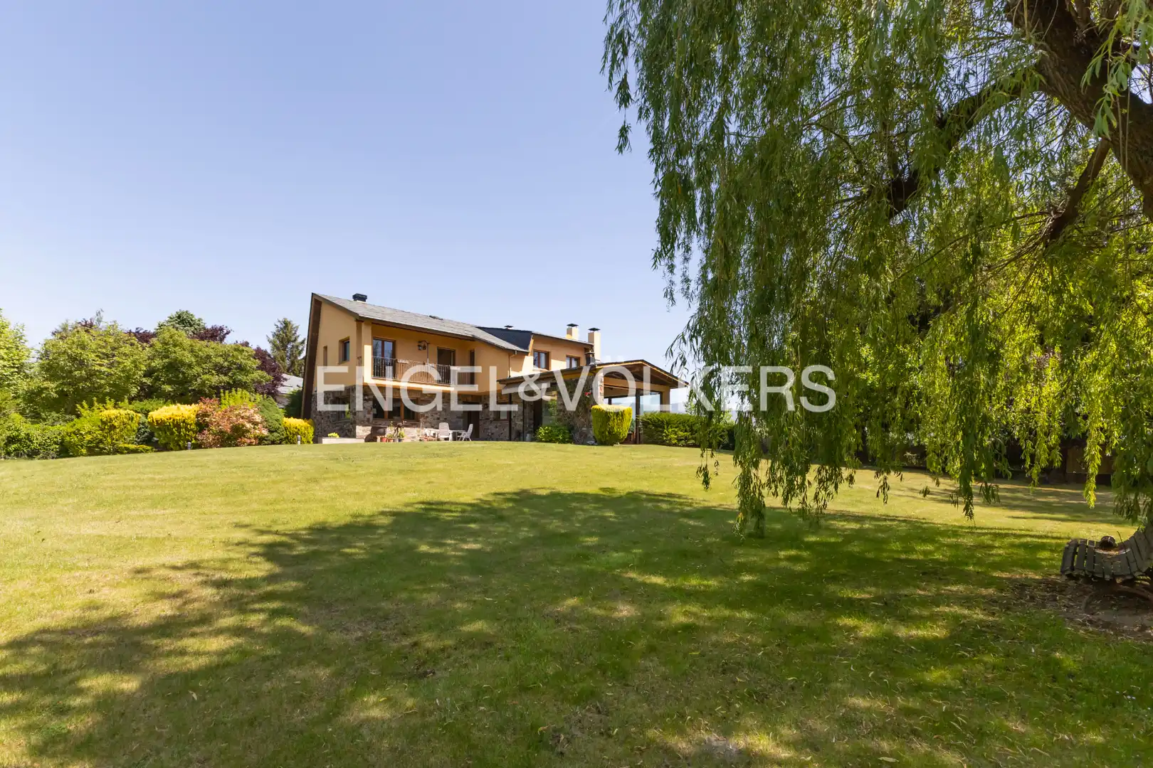 Vista exterior de Casa o xalet en venda en Puigcerdà amb Calefacció, Jardí privat i Parquet