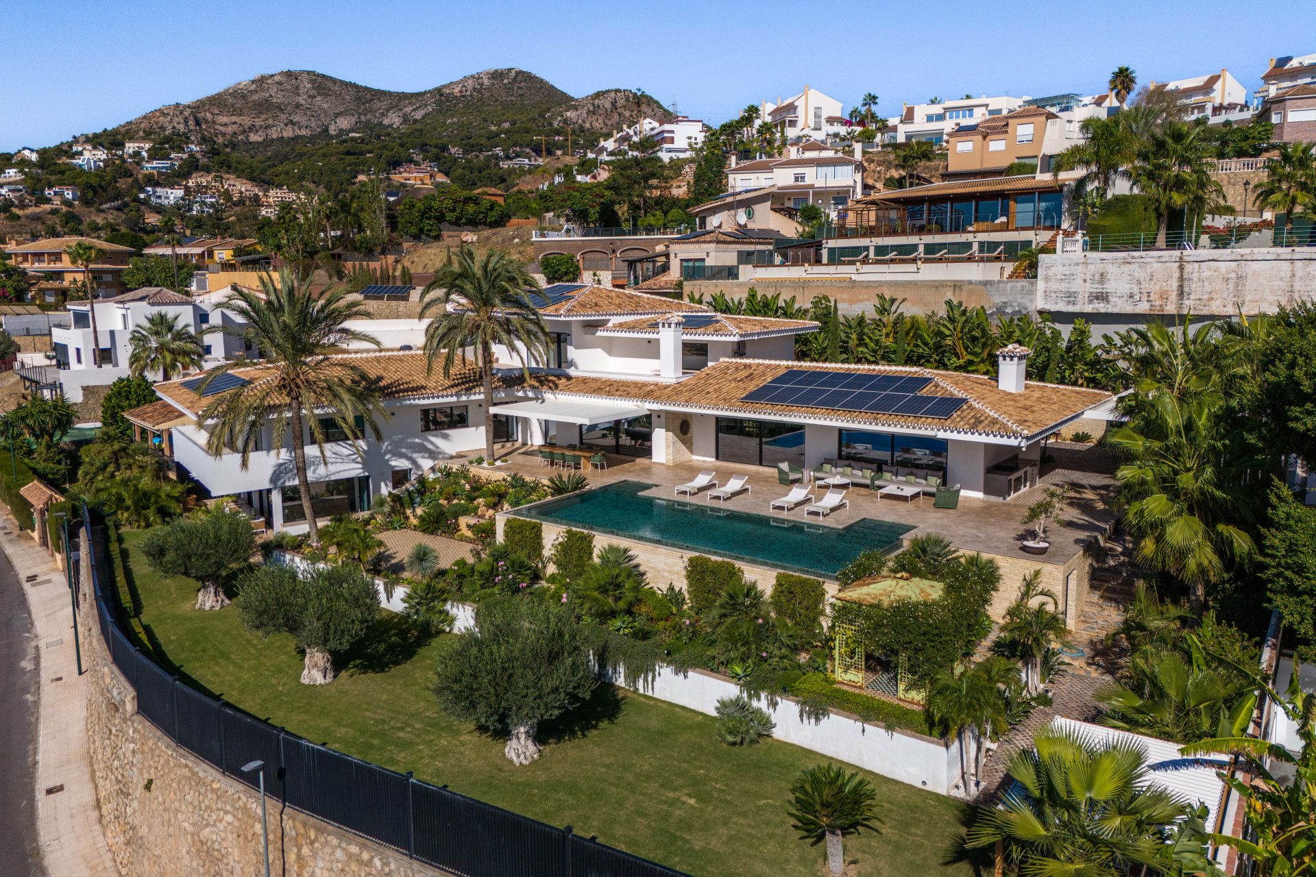 Vista exterior de Casa o xalet en venda en Málaga Capital amb Aire condicionat, Jardí privat i Terrassa