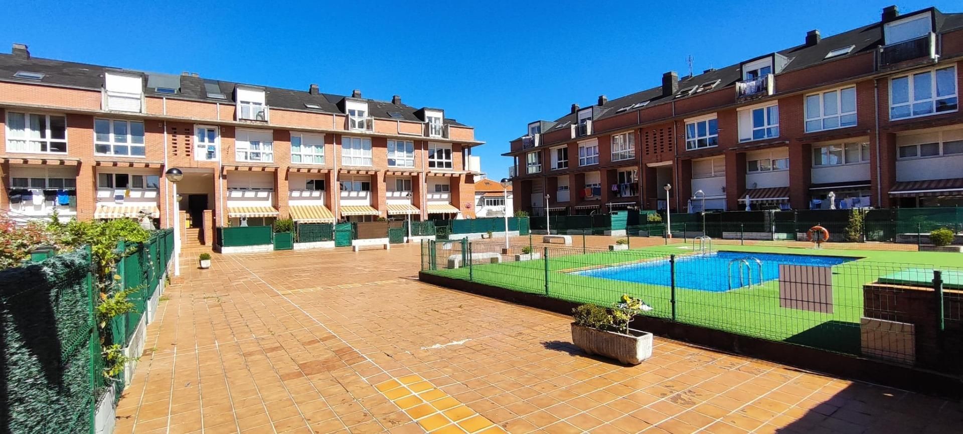 Vista exterior de Dúplex en venda en Torrelavega  amb Calefacció