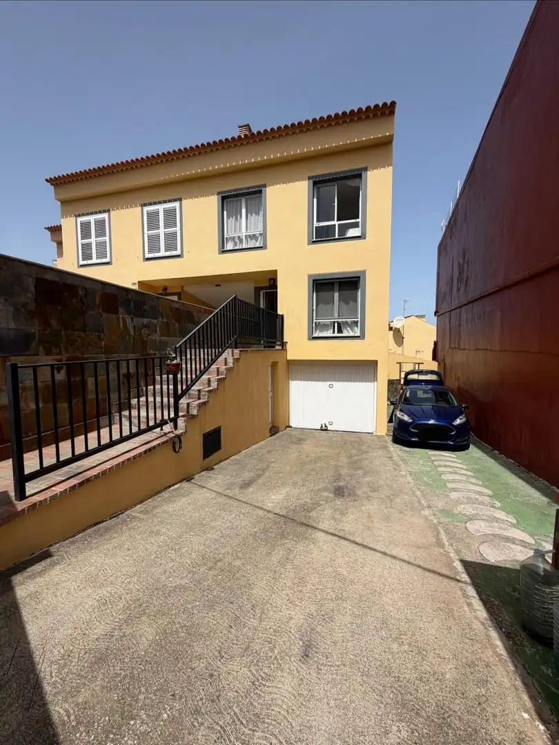 Aparcament de Casa adosada en venda en Tegueste amb Terrassa i Balcó