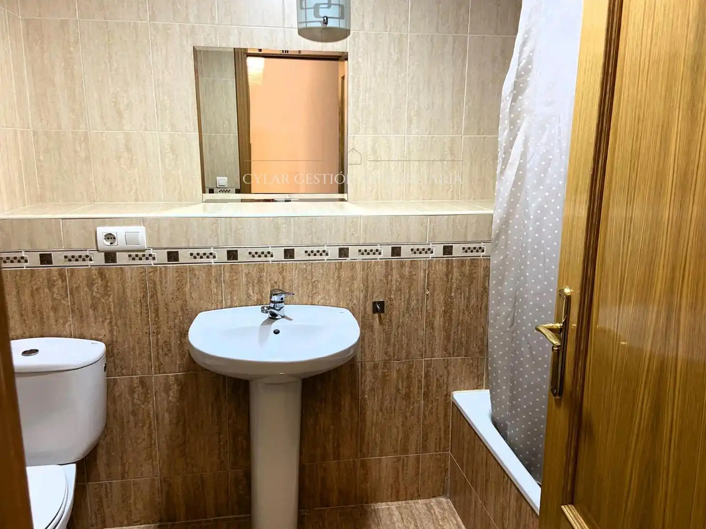 Baño de Piso de alquiler en Encinas de Abajo con Calefacción, Parquet y Terraza