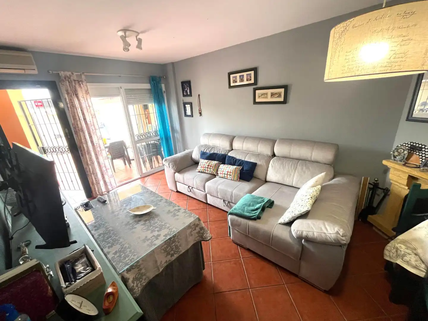 Sala d'estar de Casa adosada en venda en El Portil amb Moblat i Balcó
