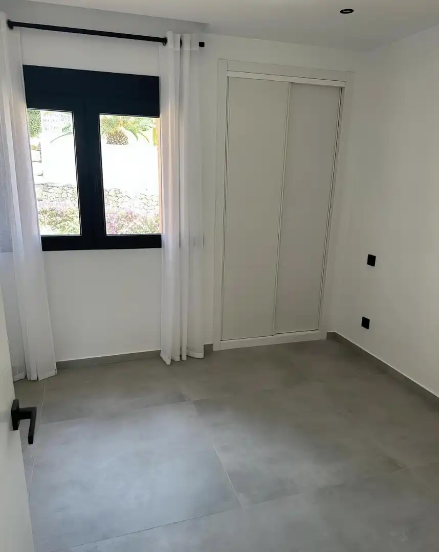 Habitación de Casa adosada en venta en Benahavís con Aire acondicionado, Calefacción y Jardín privado