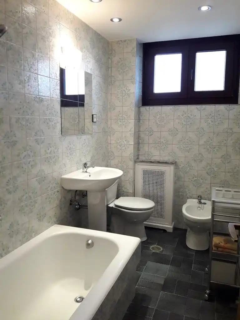 Baño de Piso de alquiler en Oviedo  con Calefacción, Terraza y Amueblado