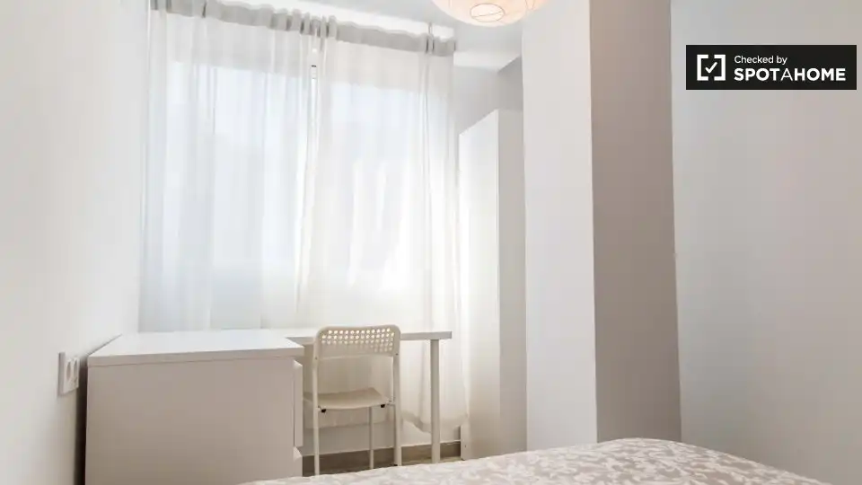 Habitación de Piso de alquiler en Valencia con Aire acondicionado, Calefacción y Amueblado