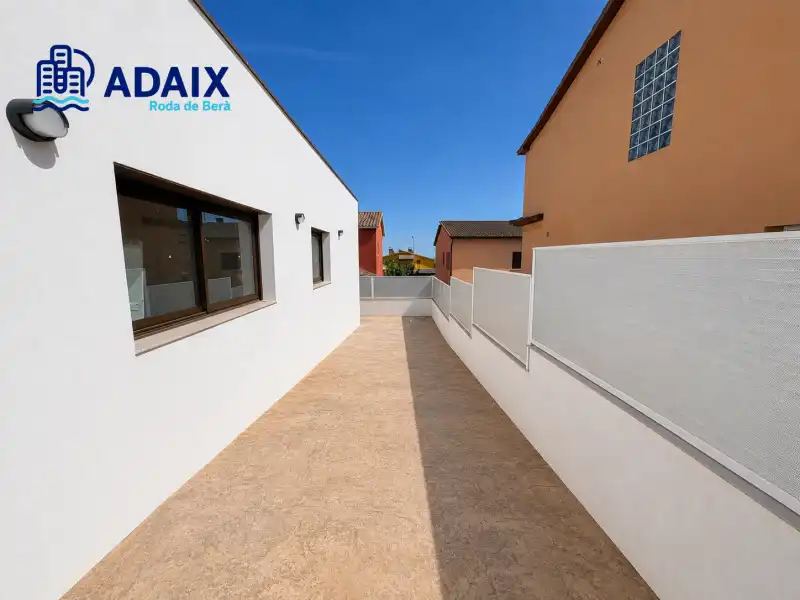 Vista exterior de Casa o chalet en venta en Roda de Berà con Calefacción, Terraza y Piscina