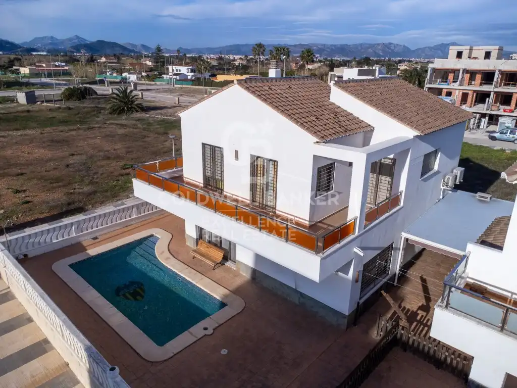 Vista exterior de Casa o xalet en venda en Oliva amb Aire condicionat, Terrassa i Piscina