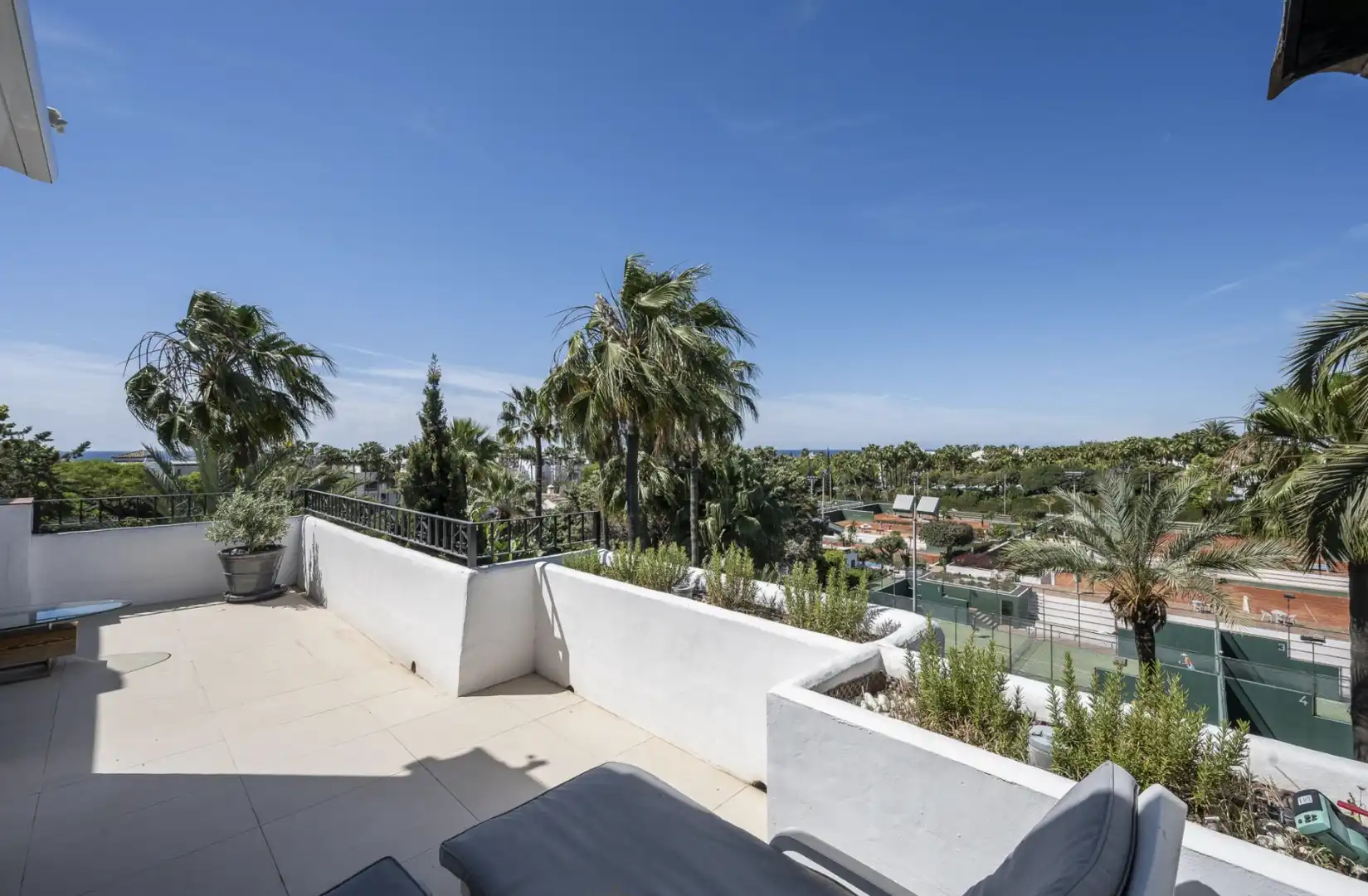 Terrasse von Dachboden zur Miete in Marbella mit Klimaanlage, Schwimmbad und Möbliert