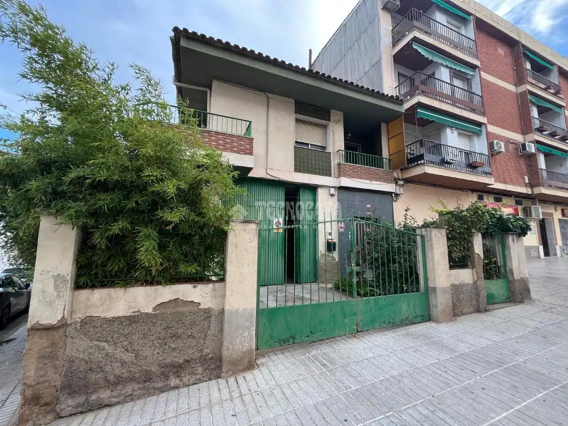 Vista exterior de Casa adosada en venta en Linares con Aire acondicionado, Terraza y Balcón