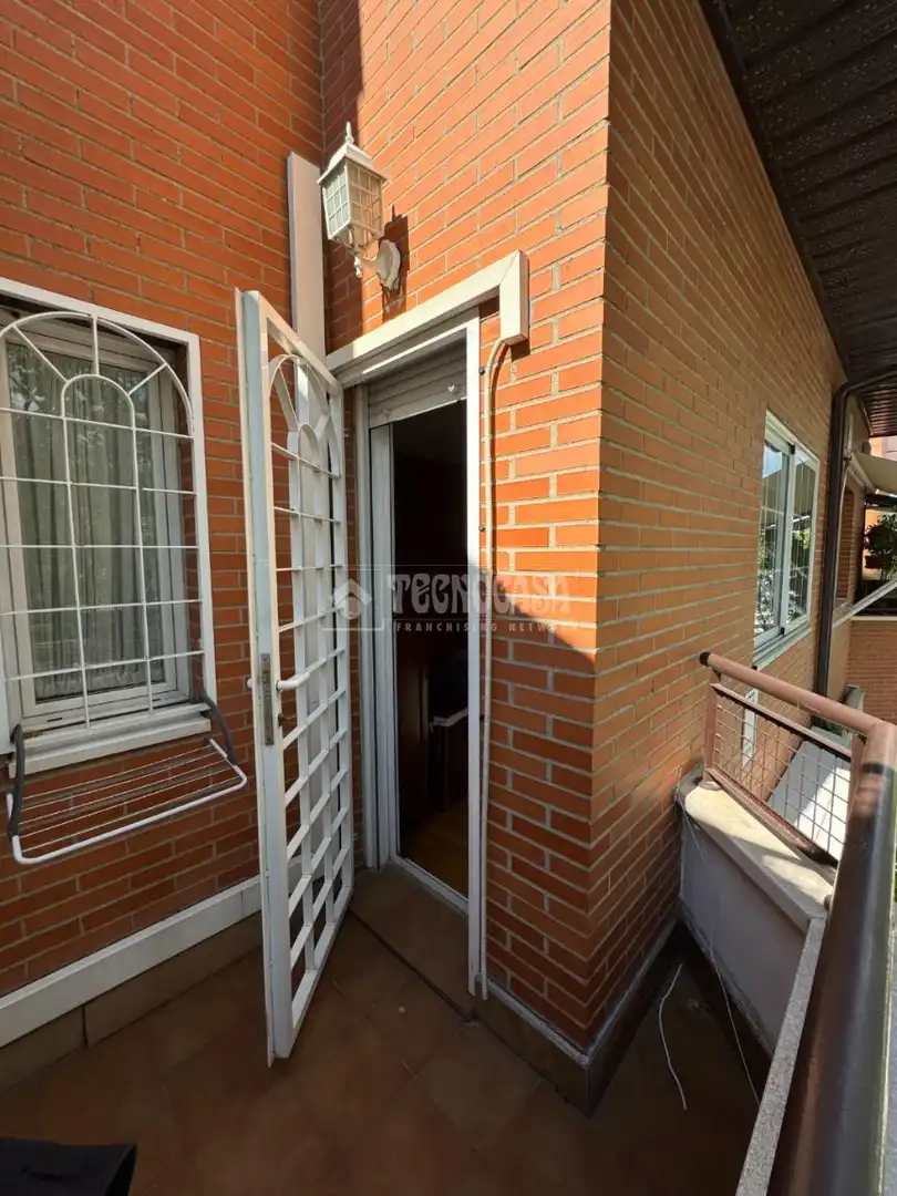 Terrasse von Einfamilien-Reihenhaus zum Verkauf in Alcalá de Henares mit Klimaanlage, Heizung und Gemeinschaftspool