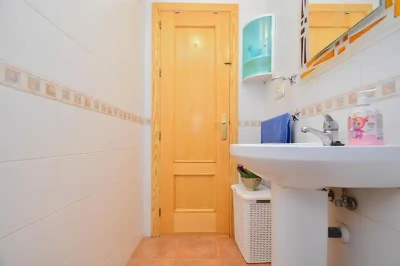 Bany de Casa o xalet en venda en Alhendín amb Jardí privat, Terrassa i Piscina comunitària