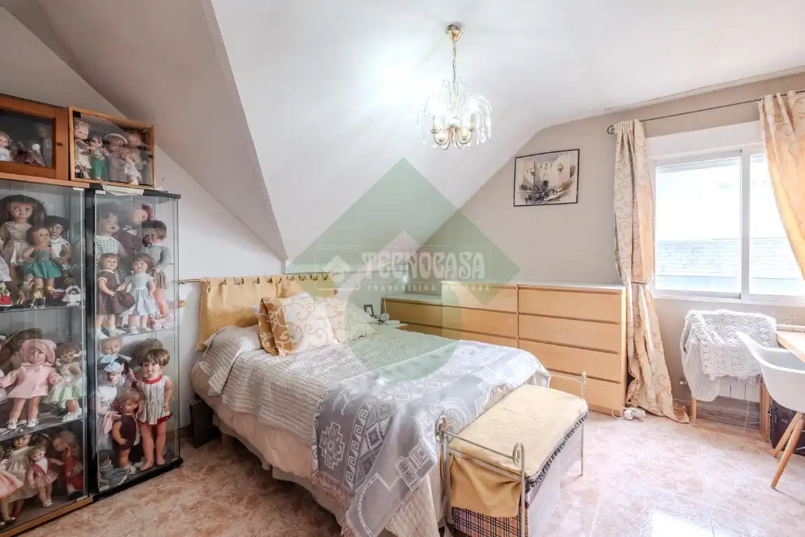Habitación de Casa adosada en venta en Serranillos del Valle con Calefacción y Jardín privado