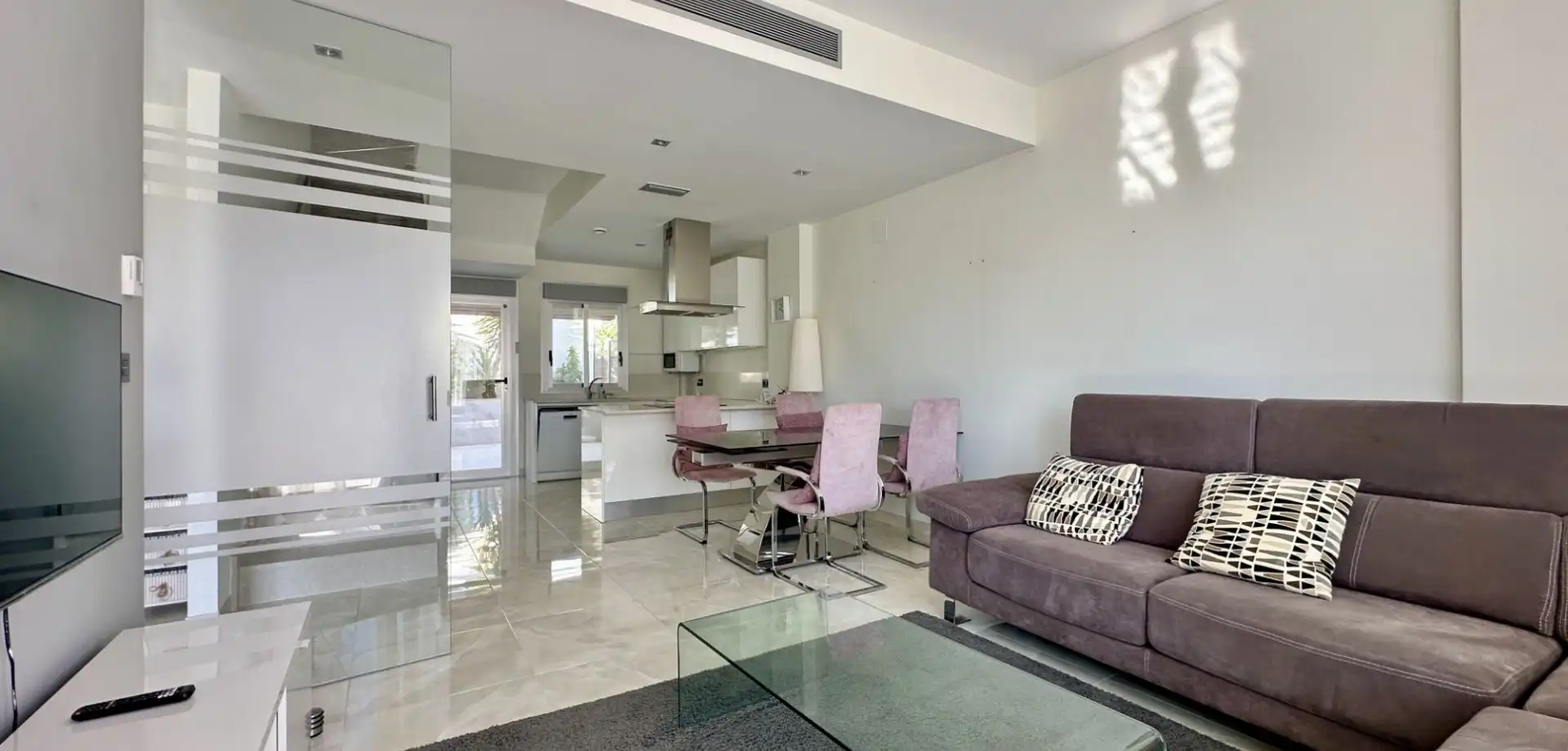 Sala d'estar de Casa o xalet en venda en Orihuela amb Aire condicionat, Jardí privat i Terrassa