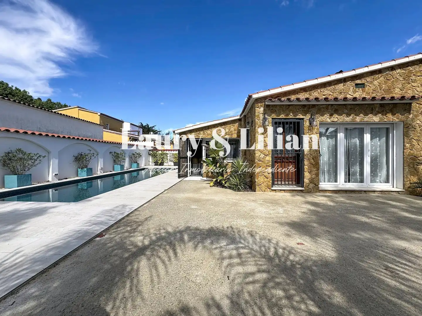 Vista exterior de Casa o xalet en venda en Empuriabrava amb Aire condicionat, Calefacció i Terrassa