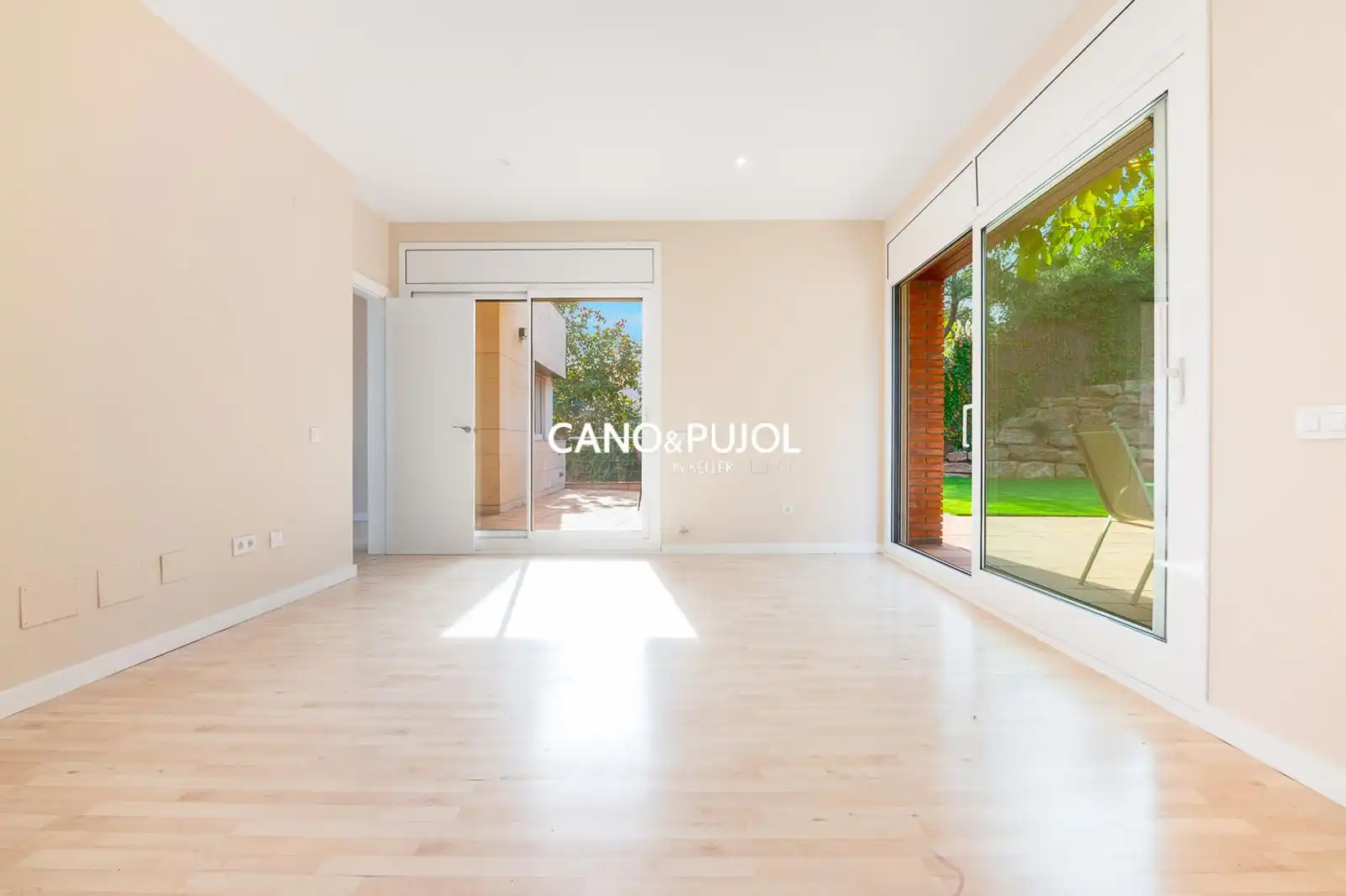 Living room of Houses for sale in Sant Cugat del Vallès  with Air Conditioner, Terrace and Swimming Pool