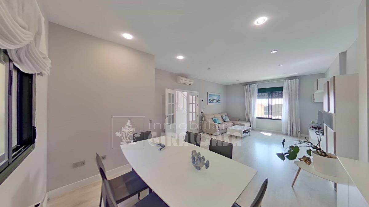 Sala d'estar de Casa adosada de lloguer en Mairena del Alcor amb Aire condicionat, Jardí privat i Traster