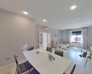 Sala d'estar de Casa adosada de lloguer en Mairena del Alcor amb Aire condicionat, Jardí privat i Traster
