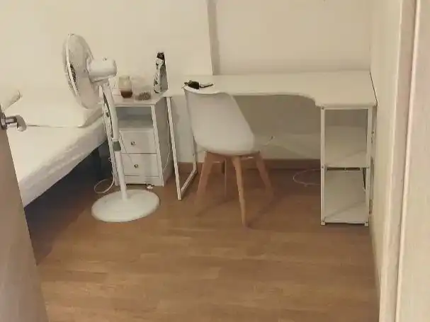 Dormitori de Pis per a compartir en La Pobla de Vallbona amb Parquet, Moblat i Balcó