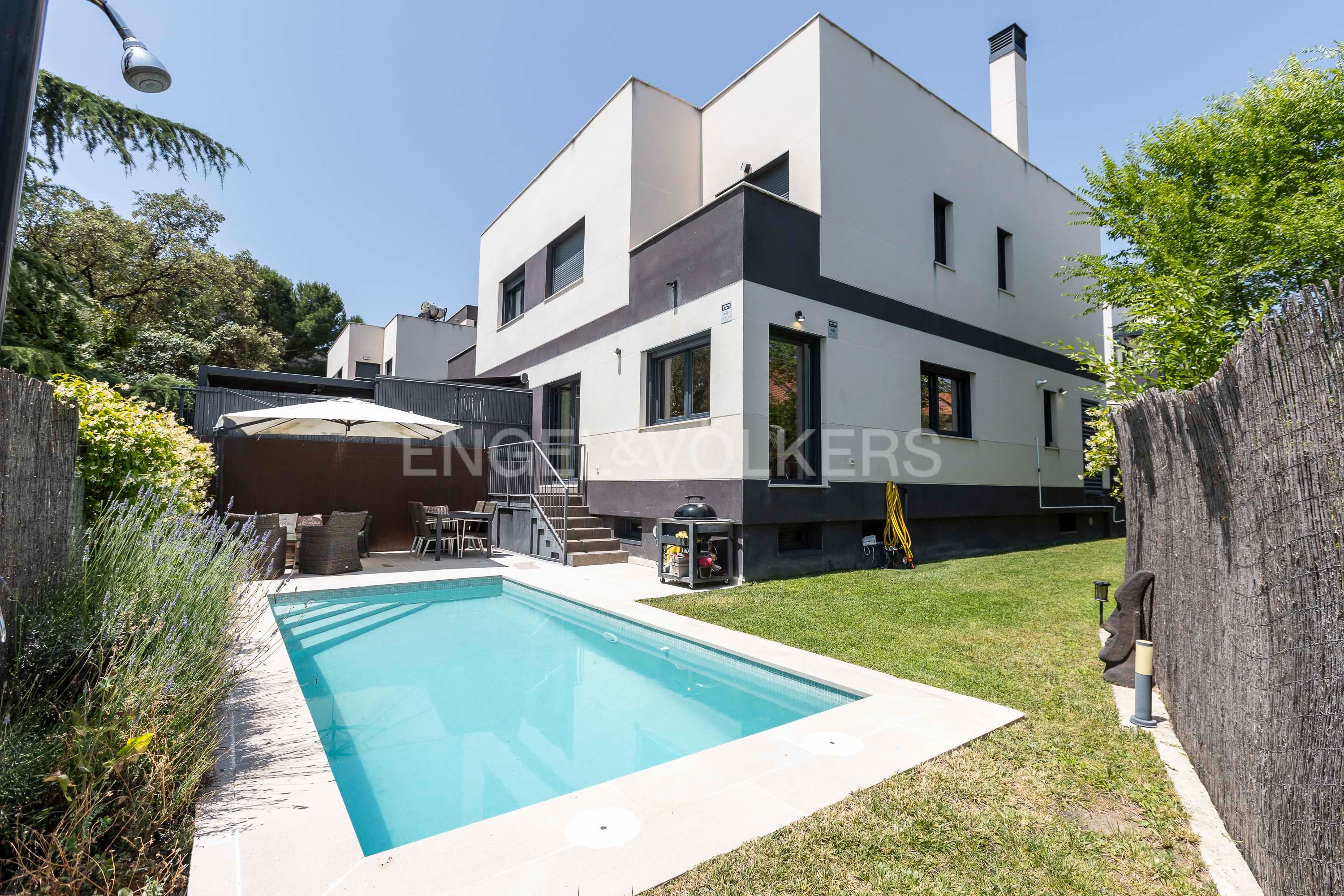 Exterior view of Single-family semi-detached to rent in Las Rozas de Madrid  with Air Conditioner, Heating and Private garden