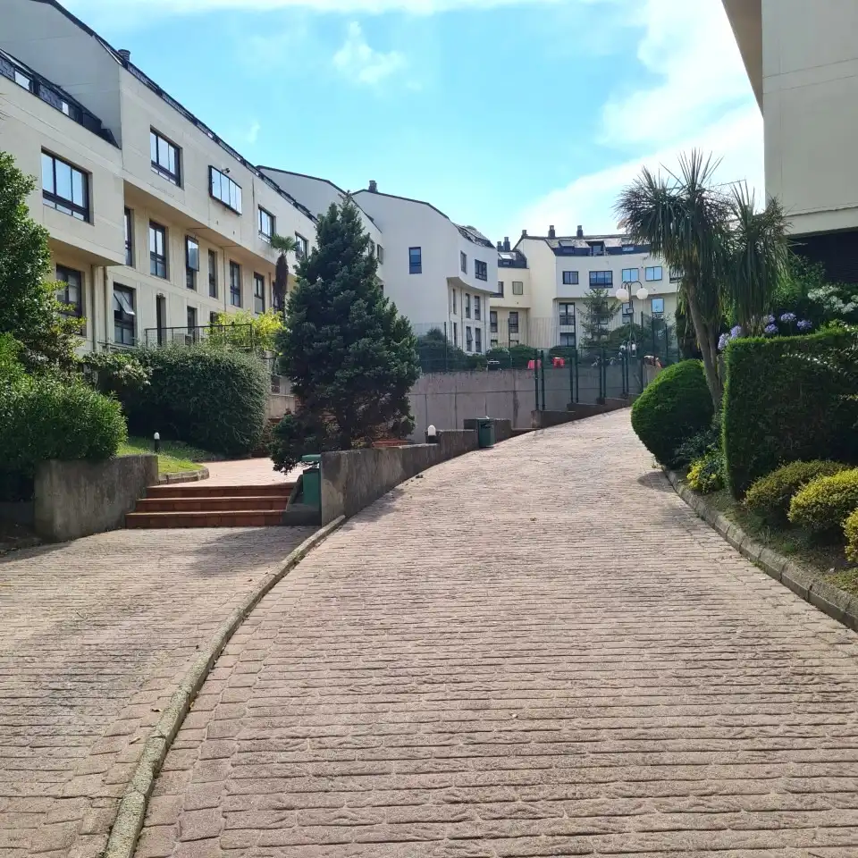 Vista exterior de Dúplex en venda en A Coruña Capital  amb Parquet, Moblat i Forn